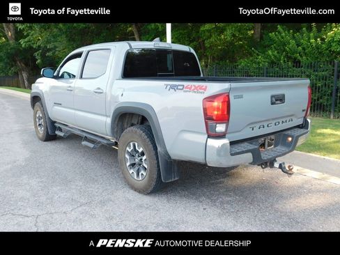 Used 2018 Toyota Tacoma TRD Off-Road AWD/4WD image 9