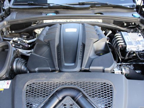 Certified 2023 Porsche Macan S image 28