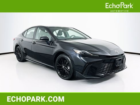 Used 2025 Toyota Camry SE image 1