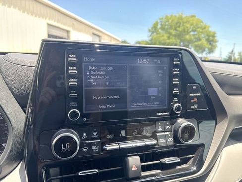 Used 2022 Toyota Highlander L FWD image 20
