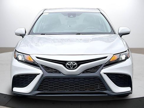 Used 2023 Toyota Camry SE image 3