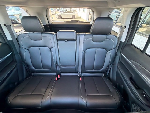Used 2023 Jeep Grand Cherokee Limited w/ Black Appearance Package AWD/4WD image 16