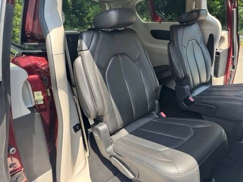 Used 2020 Chrysler Pacifica Touring-L Plus w/ Tire & Wheel Group FWD image 26