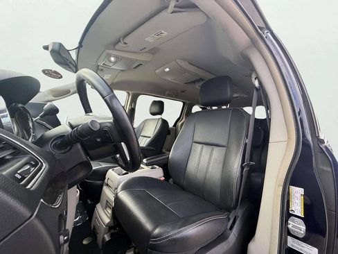 Used 2016 Chrysler Town & Country Touring image 22