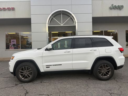 Used 2016 Jeep Grand Cherokee Laredo 75th Anniversary image 2