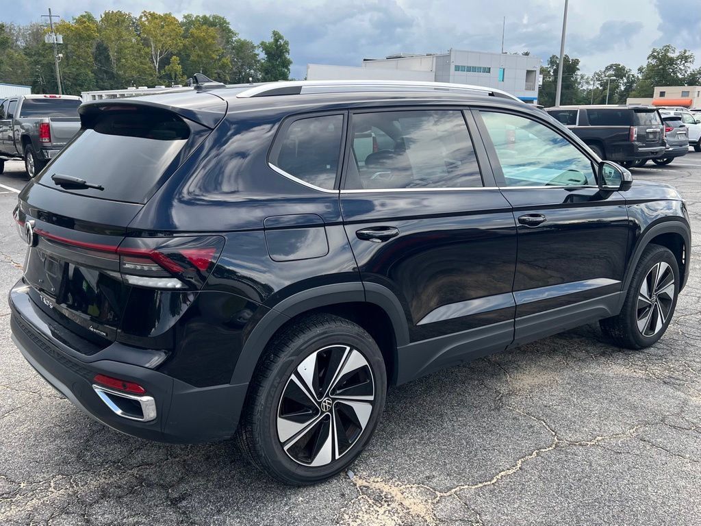 Used 2025 Volkswagen Taos SE AWD/4WD image 3