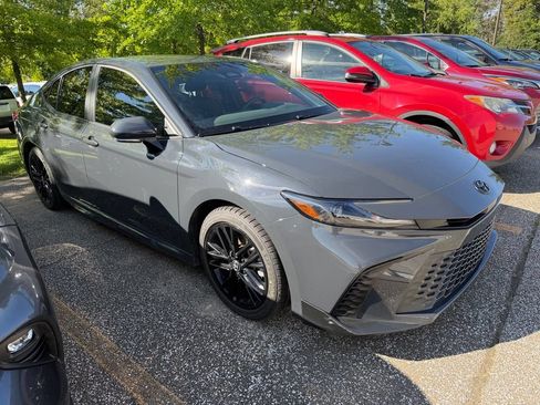 Used 2025 Toyota Camry SE FWD image 3