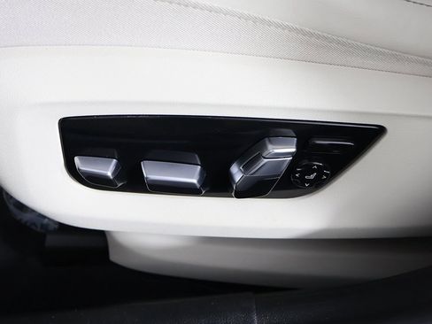 Used 2022 BMW M550i xDrive w/ Dynamic Handling Package image 35