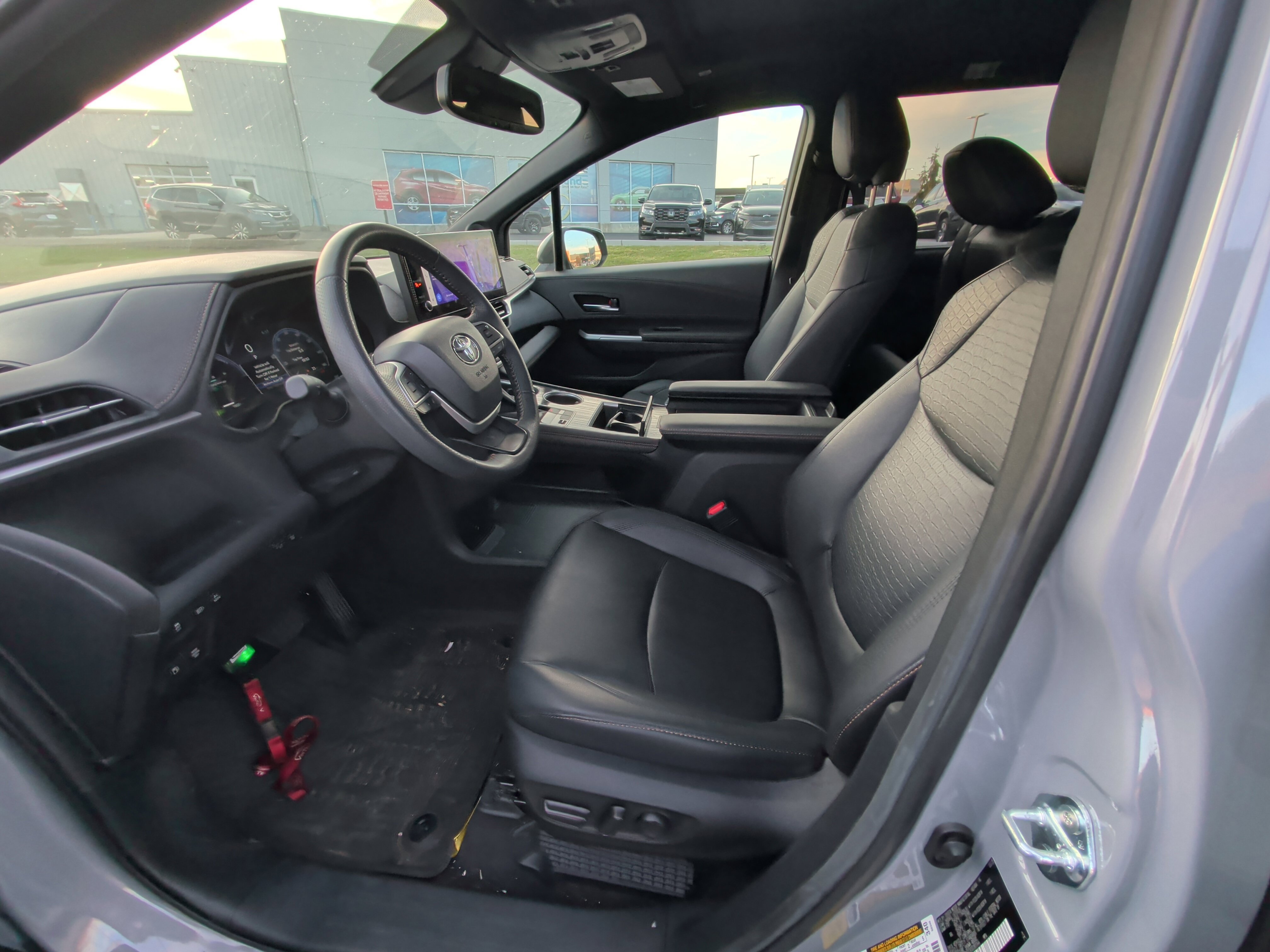 Used 2025 Toyota Sienna XLE Woodland Edition AWD/4WD image 4