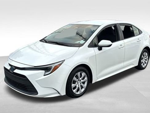 Used 2024 Toyota Corolla LE image 2