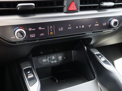 Used 2025 Kia Sorento S image 16