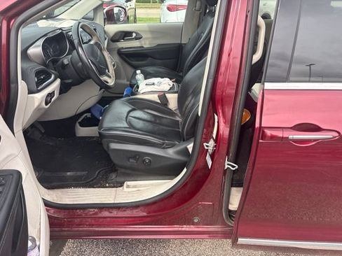 Used 2017 Chrysler Pacifica Limited FWD image 8