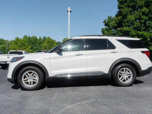 Used 2025 Ford Explorer Active w/ Active Comfort Package RWD image 4