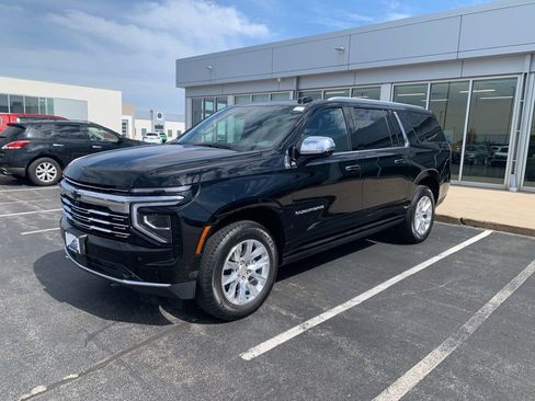 Used 2025 Chevrolet Suburban Premier AWD/4WD image 4