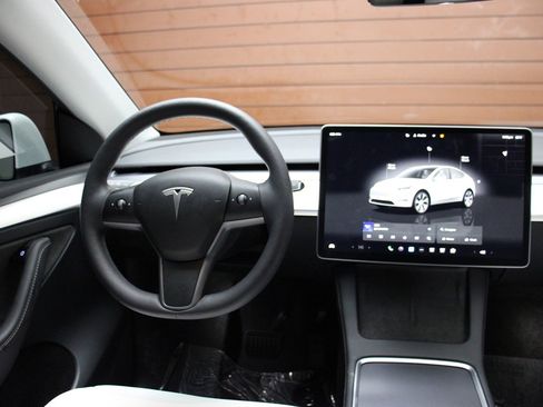 Used 2022 Tesla Model Y Long Range image 29
