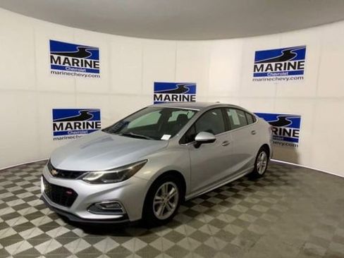 Used 2017 Chevrolet Cruze LT w/ Convenience Package image 6