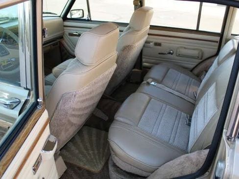 Used 1990 Jeep Grand Wagoneer image 25