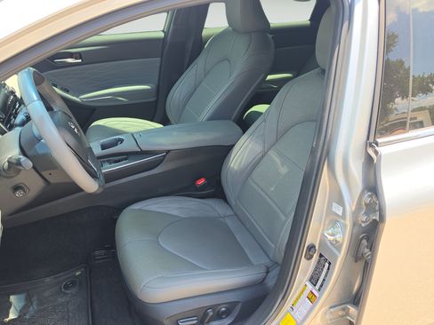 Used 2022 Toyota Avalon Limited w/ Advanced Safety Package FWD image 9