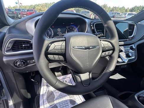 Used 2023 Chrysler Pacifica Touring-L w/ Uconnect Theater Family Group image 10