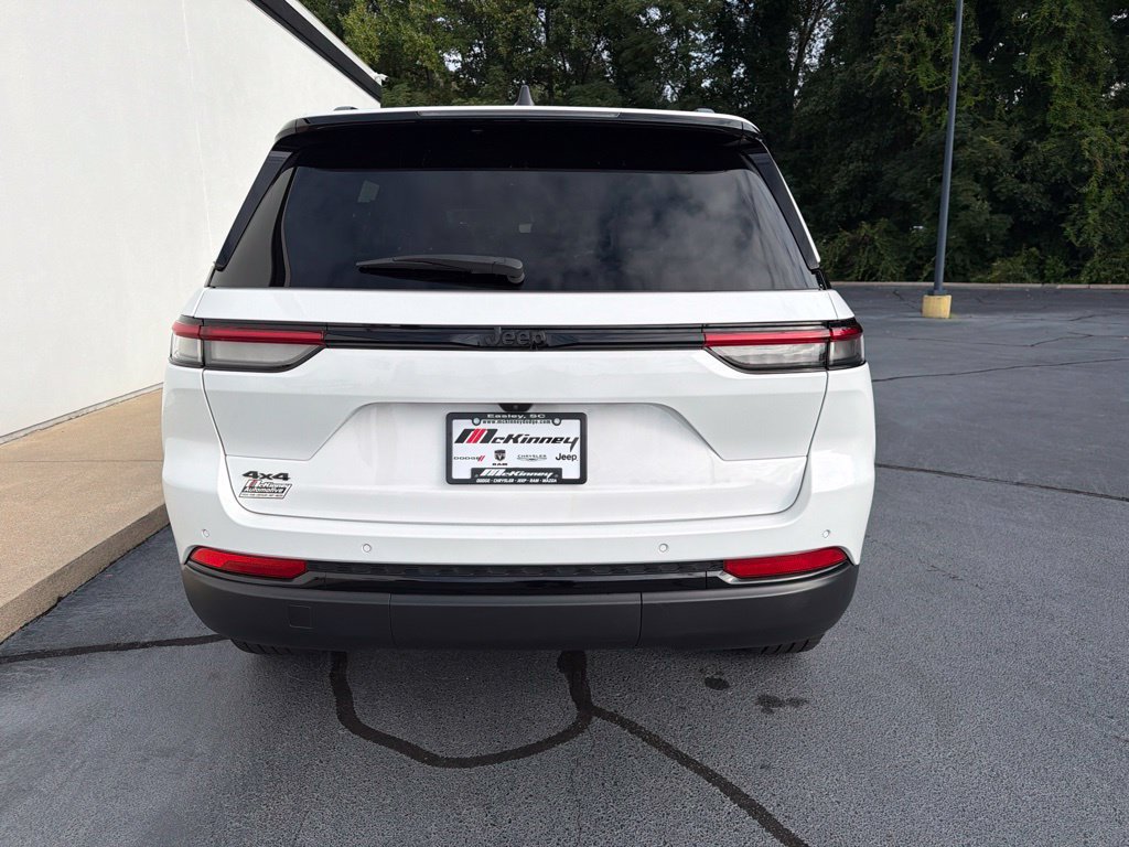 Used 2023 Jeep Grand Cherokee Altitude AWD/4WD image 9