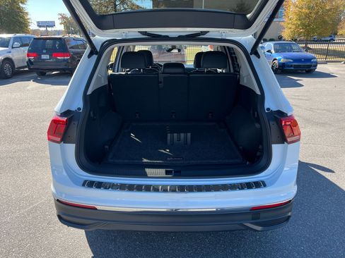 Used 2024 Volkswagen Tiguan SE image 17