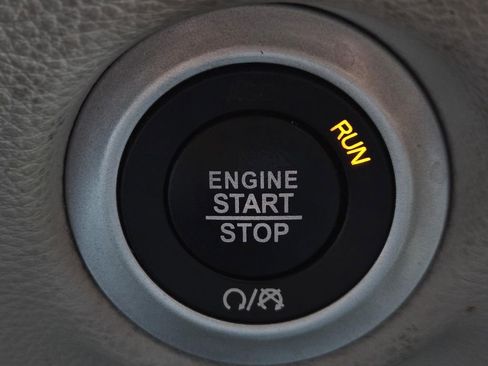 Used 2023 Chrysler Pacifica Touring-L image 29