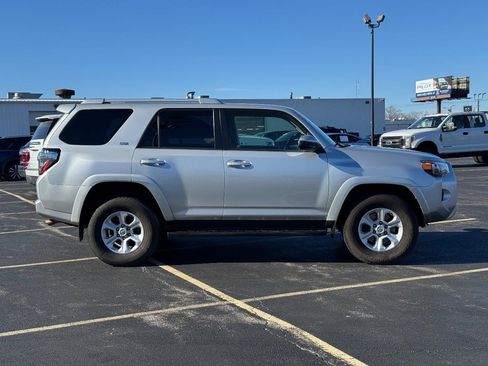 Used 2017 Toyota 4Runner SR5 image 2
