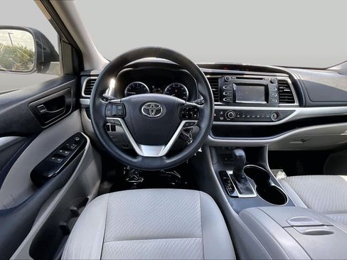 Used 2018 Toyota Highlander LE FWD image 6