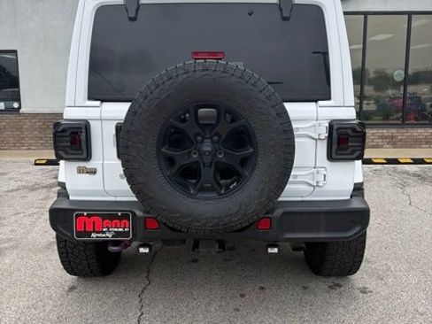 Used 2018 Jeep Wrangler Unlimited Sahara AWD/4WD image 4