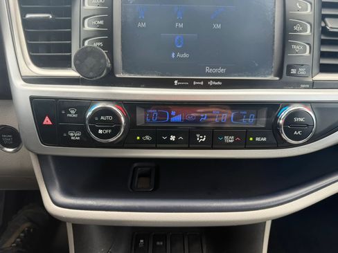 Used 2018 Toyota Highlander XLE FWD image 19