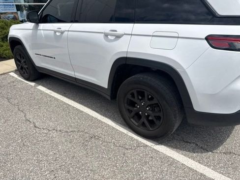 Used 2024 Jeep Grand Cherokee Altitude AWD/4WD image 4