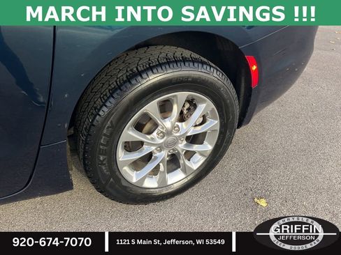 Used 2022 Chrysler Pacifica Touring-L image 16