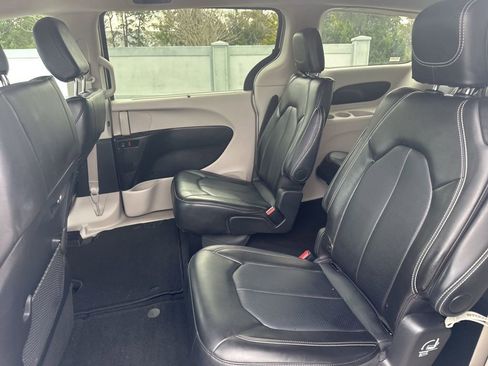 Used 2024 Chrysler Pacifica Touring-L image 14
