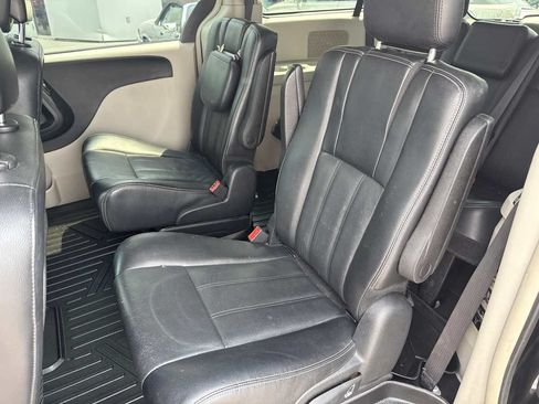 Used 2014 Chrysler Town & Country Touring FWD image 10