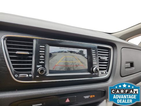Used 2020 Kia Sedona LX image 17