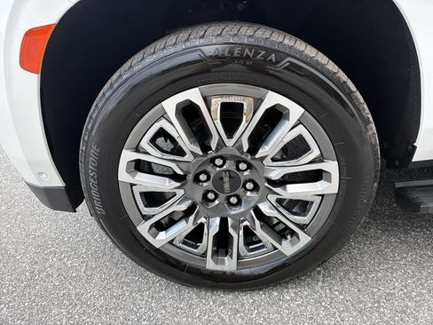 Used 2024 GMC Yukon XL Denali Ultimate AWD/4WD image 12