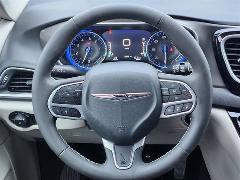 Used 2024 Chrysler Pacifica Touring-L image 25