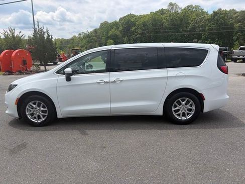 Used 2022 Chrysler Voyager LX FWD image 33