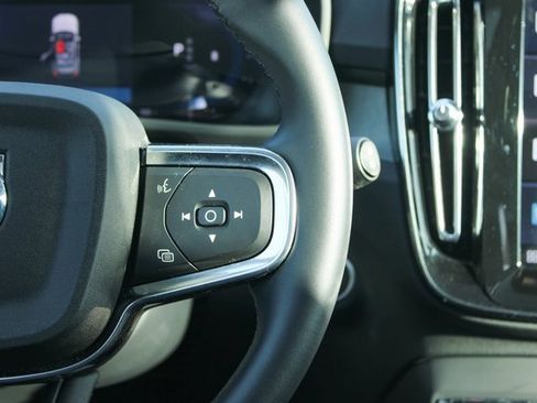 Used 2025 Volvo XC40 B5 Plus image 28