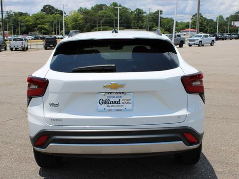 Used 2025 Chevrolet Trax LT FWD image 15