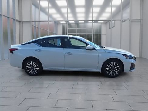 Used 2023 Nissan Altima 2.5 SV w/ SV Premium Package AWD/4WD image 9
