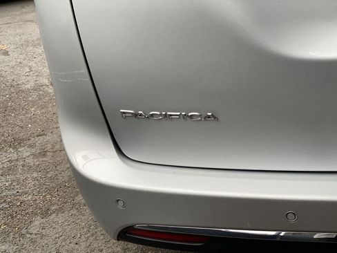 Used 2024 Chrysler Pacifica Touring-L FWD image 10