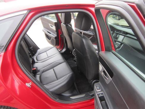 Used 2018 Jaguar XF Premium image 8