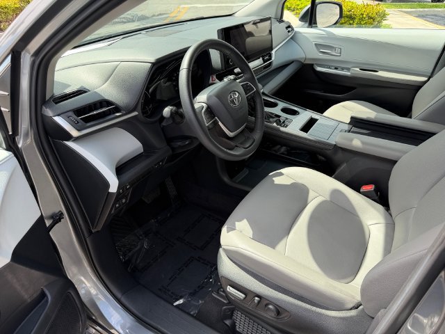 Certified 2026 Toyota Sienna XLE FWD image 11