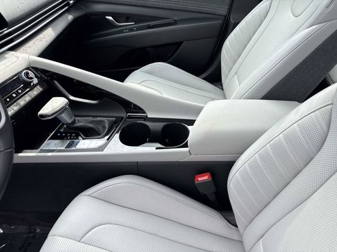 Certified 2025 Hyundai Elantra Limited FWD image 16