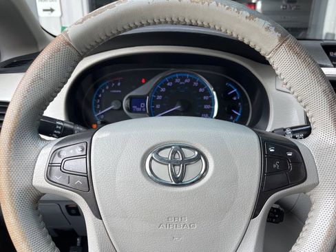Used 2013 Toyota Sienna XLE w/ Entertainment Pkg FWD image 25