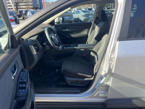 Used 2023 Nissan Rogue SV image 14