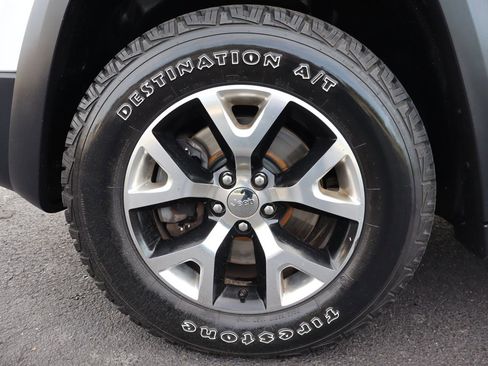 Used 2015 Jeep Cherokee Trailhawk w/ Comfort/Convenience Group AWD/4WD image 42