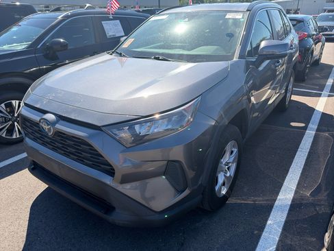 Used 2021 Toyota RAV4 LE AWD/4WD image 2