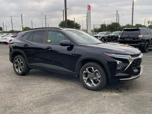 Used 2025 Chevrolet Trax LT image 2